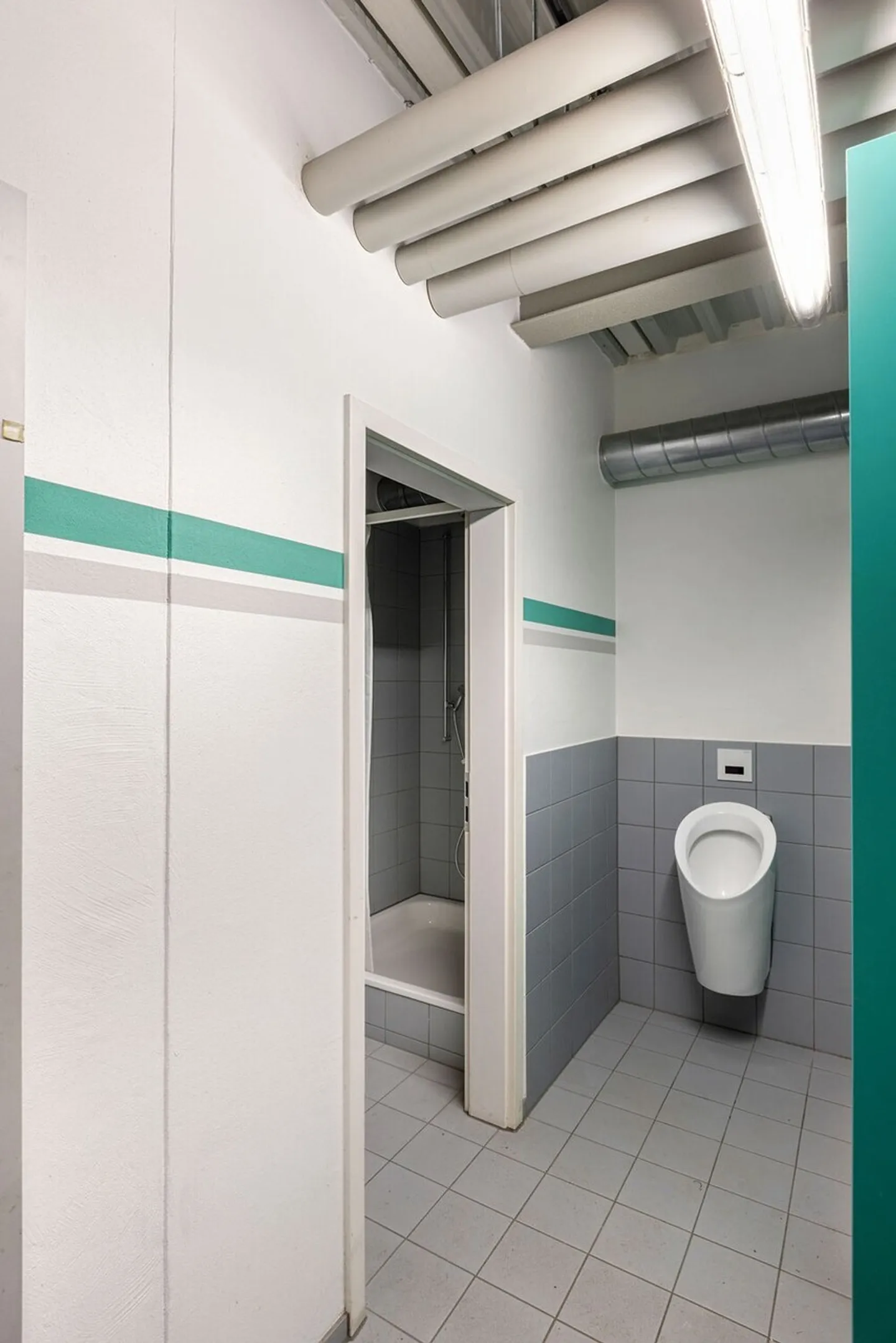 Flexible commercial spaces with storage, office, and showroom areas in Ittigen near Bern - Photo 9 of 9