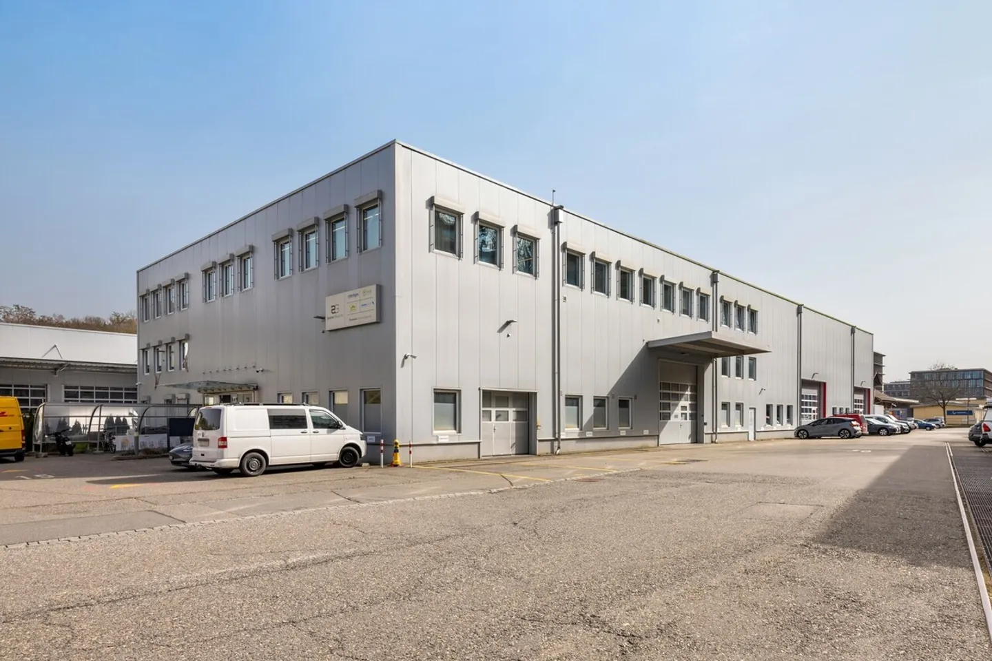 Flexible commercial spaces with storage, office, and showroom areas in Ittigen near Bern - Photo 1 of 9