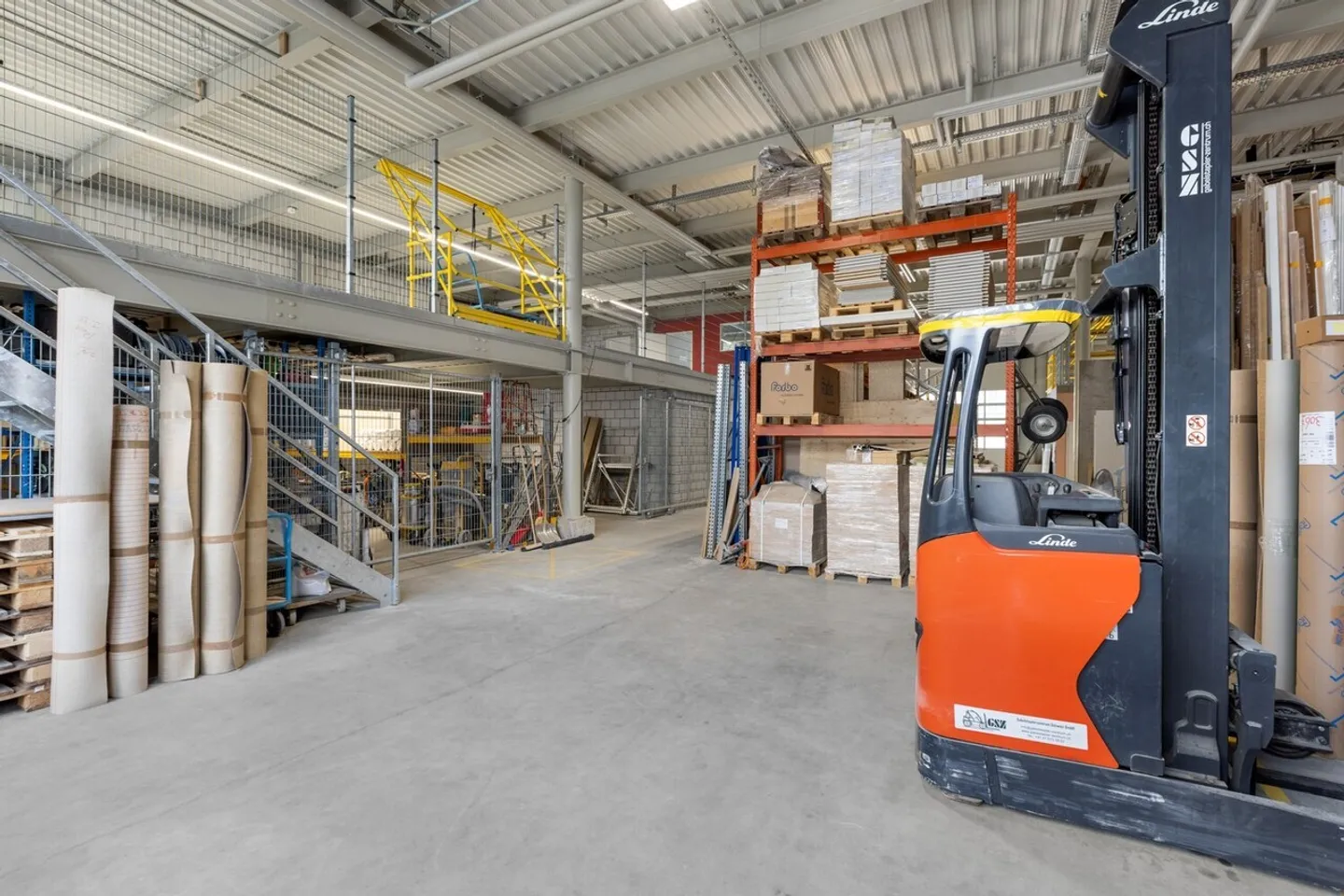 Flexible commercial spaces with storage, office, and showroom areas in Ittigen near Bern - Photo 2 of 9