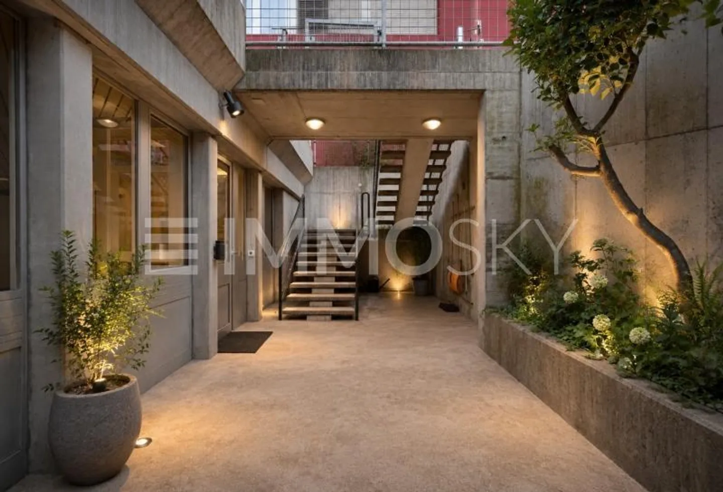 Einzigartige Loft-Immobilie mit Gewerbe und Wohnbereich - Photo 1 of 5