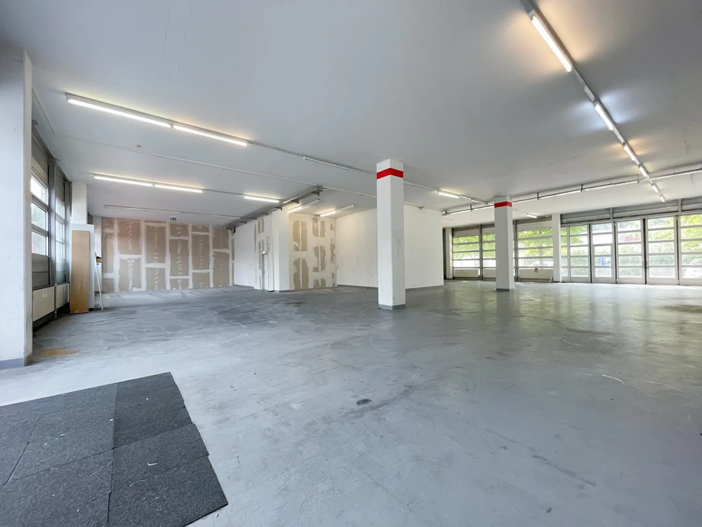 Geräumige Gewerbefläche - Foto 2 von 3