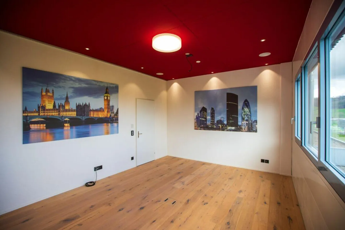 Single office with shared lounge and toilet facilities - Photo 1 of 4