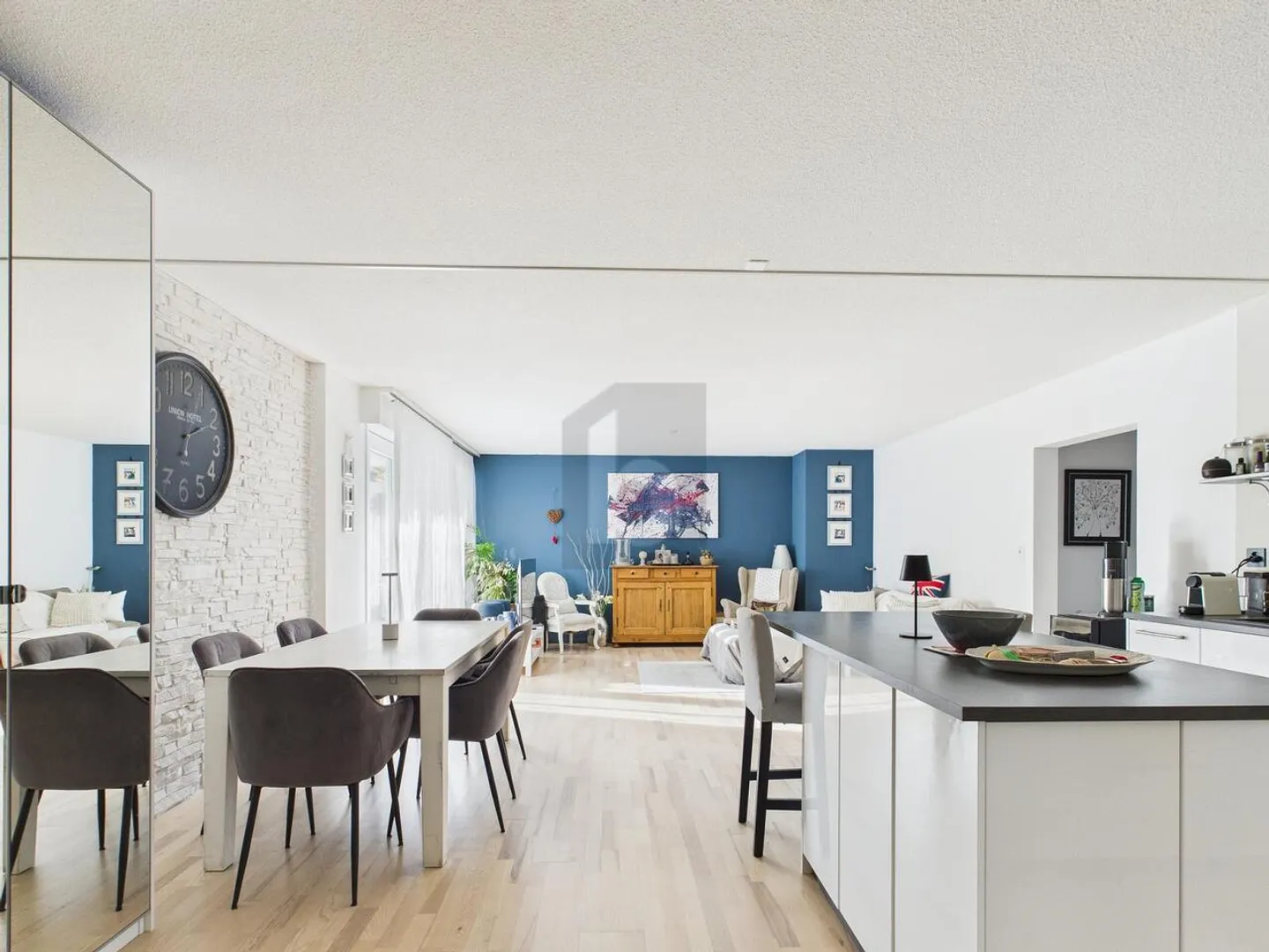 ENTIÈREMENT RÉNOVÉ ET DANS UN QUARTIER CALME - Photo 1 sur 6