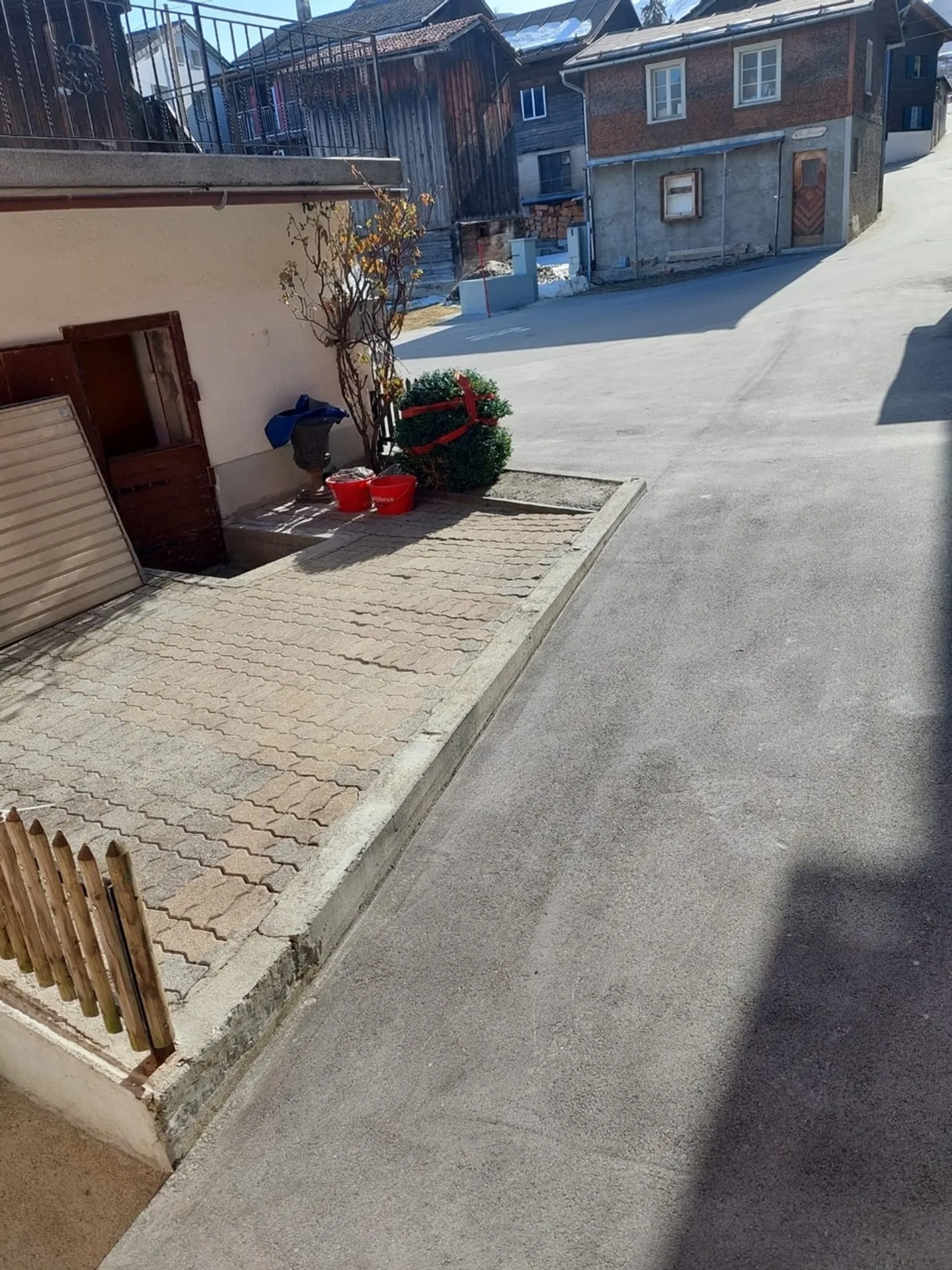Maison avec atelier et plus de 100 m² d'espaces supplémentaires - idéal pour vivre et travailler à Disentis - Photo 12 sur 13
