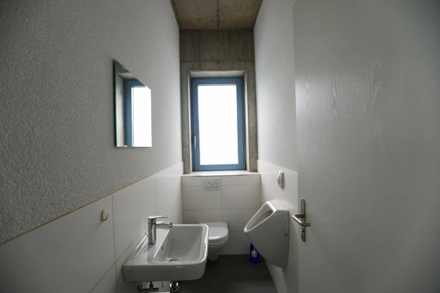 Single office with shared lounge and toilet facilities - Photo 3 of 4