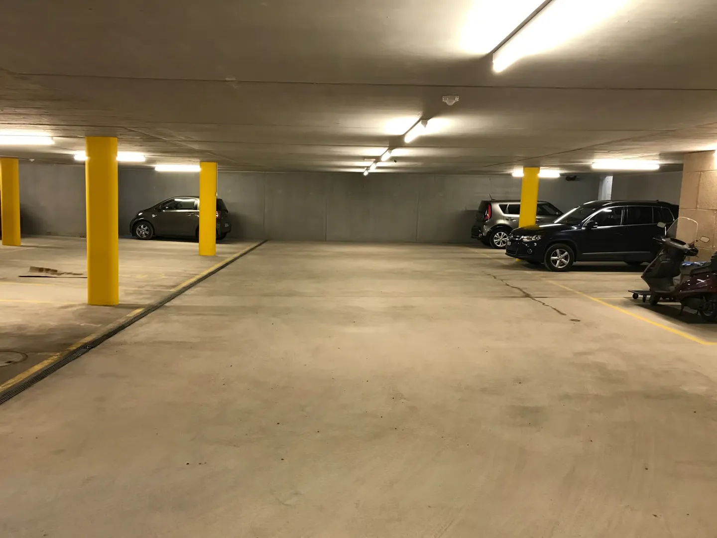 Parking space in underground garage for rent - Photo 2 of 2