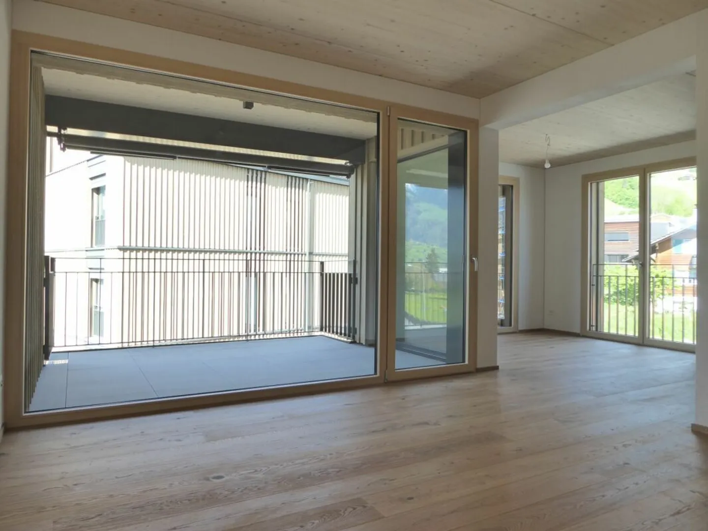 Appartement de 2.5 pièces comme neuf dans un endroit ensoleillé - Photo 1 sur 12