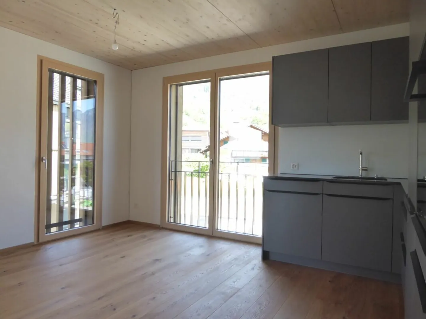 Appartement de 2.5 pièces comme neuf dans un endroit ensoleillé - Photo 4 sur 12