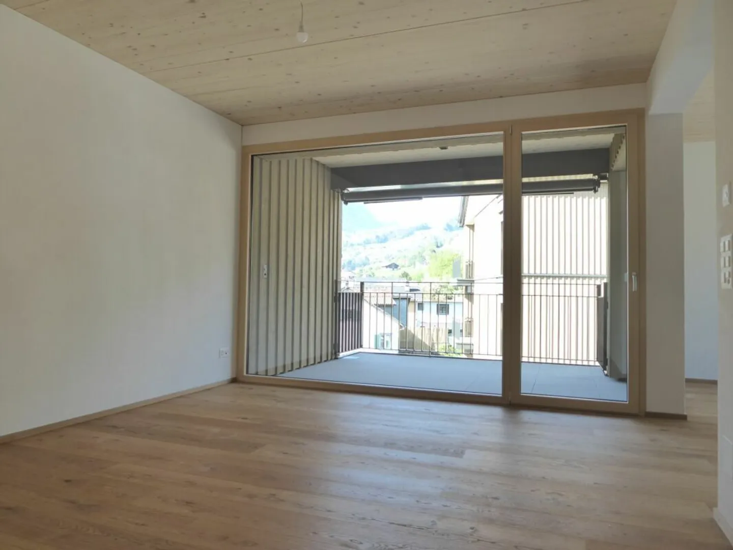 Appartement de 2.5 pièces comme neuf dans un endroit ensoleillé - Photo 2 sur 12