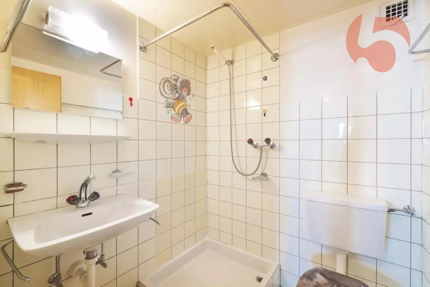 Profitable building with potential of 5.15% gross yield in the heart of Ollon - Photo 4 of 13