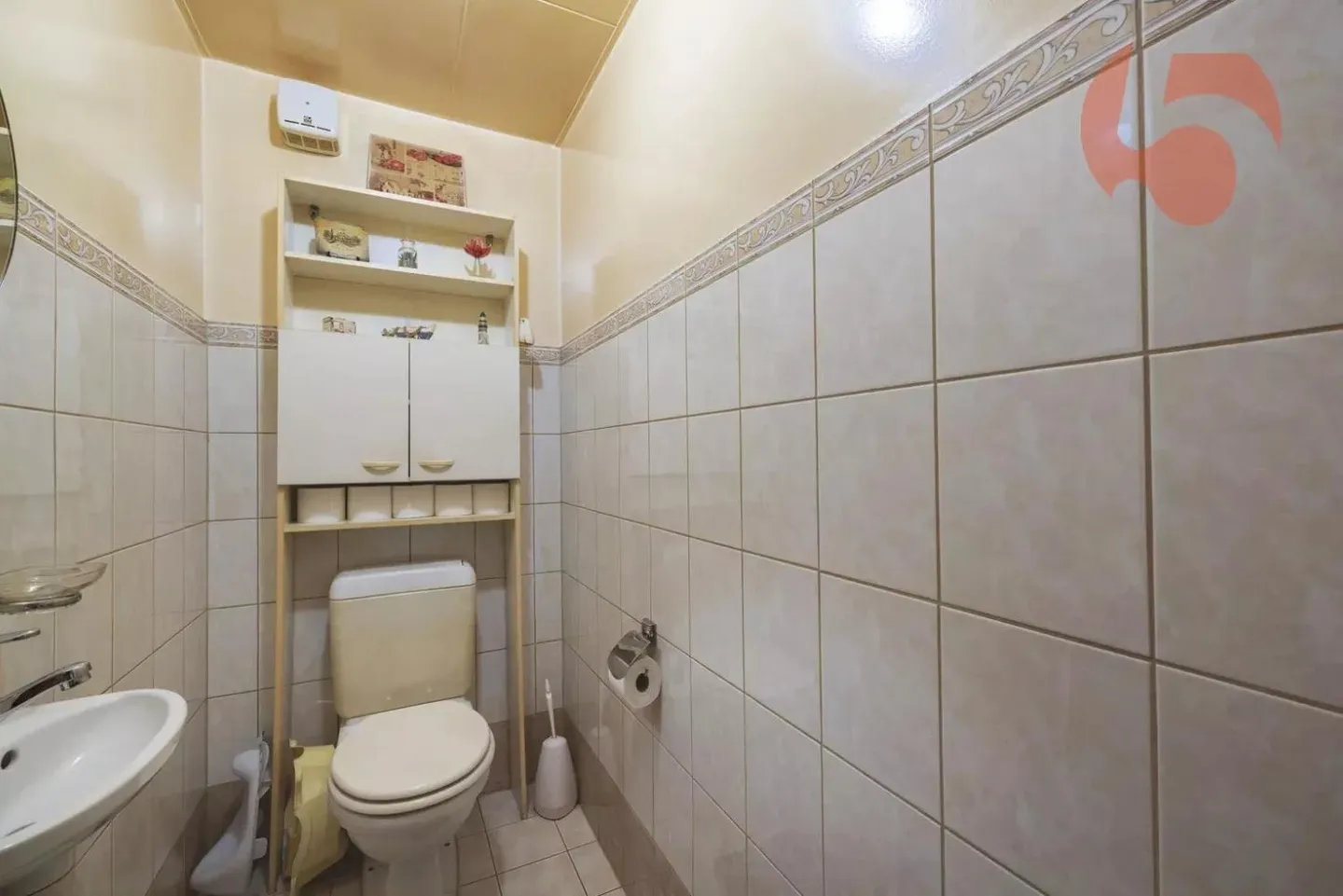 Profitable building with potential of 5.15% gross yield in the heart of Ollon - Photo 5 of 13
