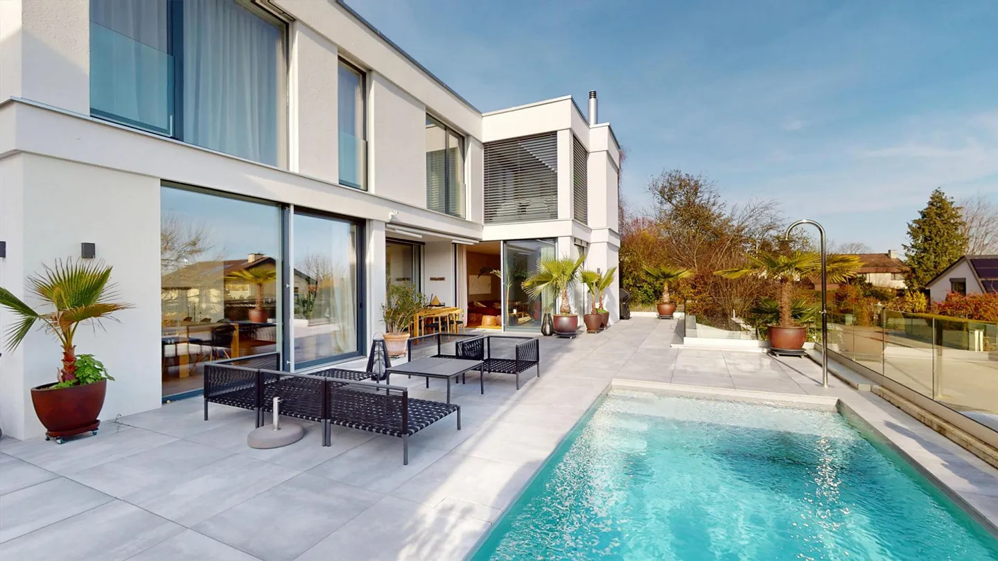 Oberwil Posizione Privilegiata: Villa moderna e luminosa con 6 stanze, piscina, giardino e appartamento separato - Foto 2 di 14
