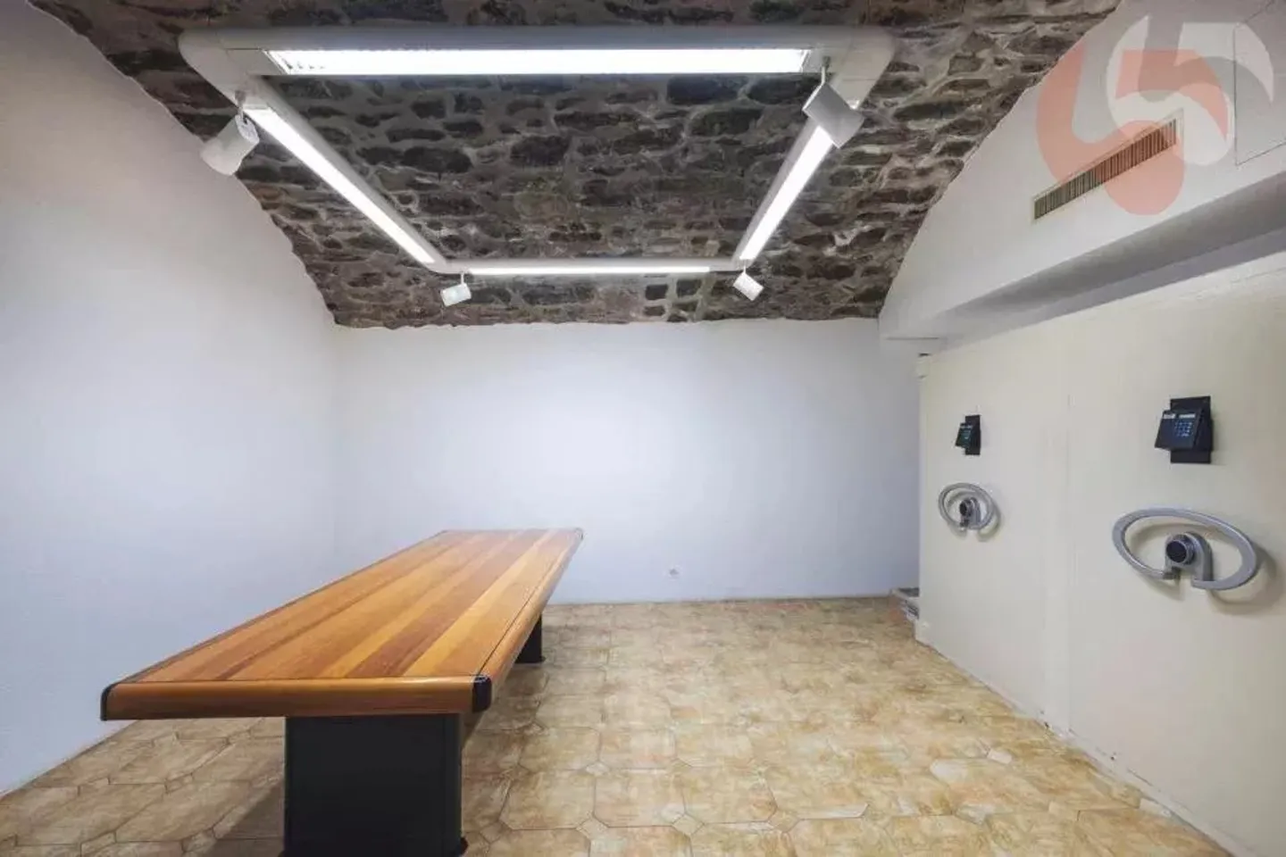 Profitable building with potential of 5.15% gross yield in the heart of Ollon - Photo 11 of 13