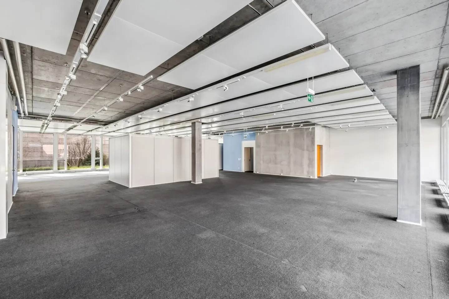 Spazio al piano terra moderno in un edificio per uffici di alta qualità a Steinhausen - Foto 2 di 7