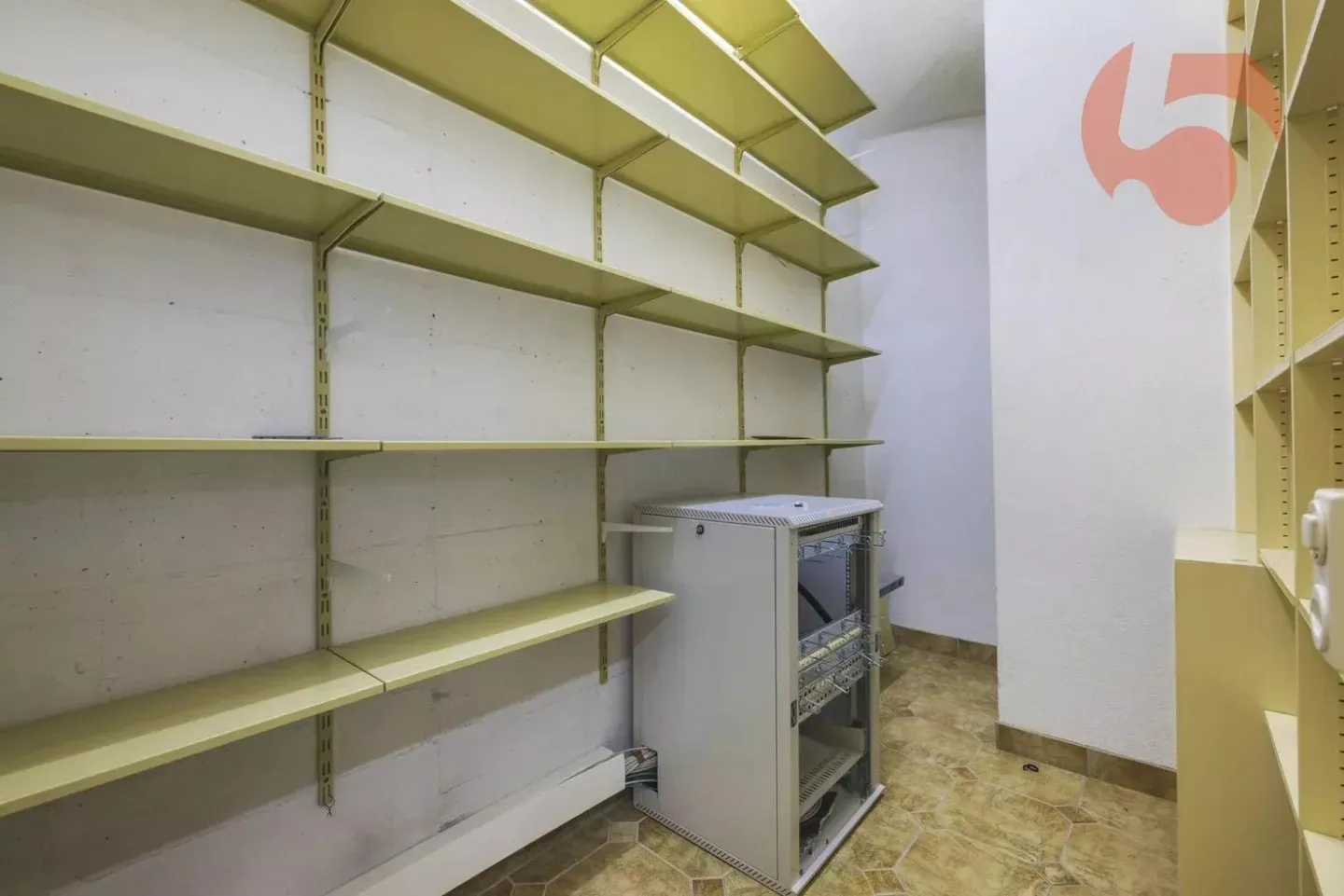 Profitable building with potential of 5.15% gross yield in the heart of Ollon - Photo 12 of 13