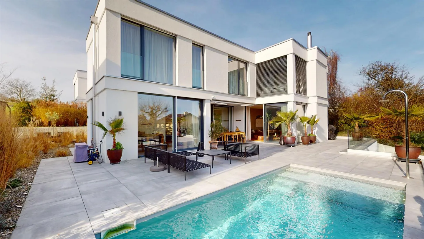 Oberwil Posizione Privilegiata: Villa moderna e luminosa con 6 stanze, piscina, giardino e appartamento separato - Foto 1 di 14