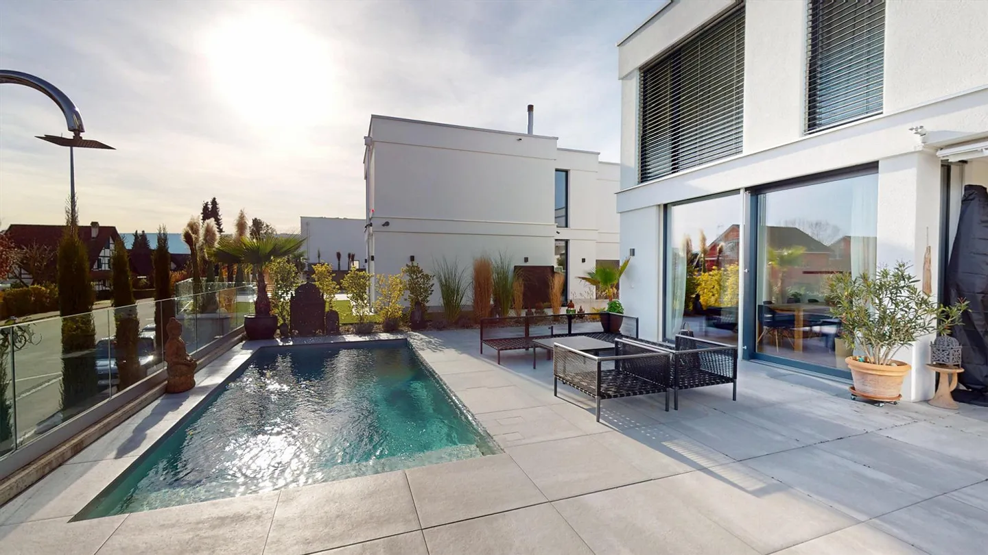 Oberwil Posizione Privilegiata: Villa moderna e luminosa con 6 stanze, piscina, giardino e appartamento separato - Foto 6 di 14