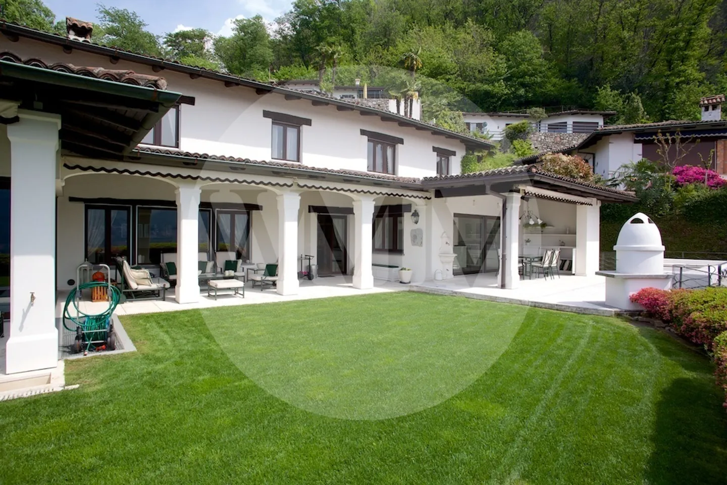 Faszinierende Villa mit Innenpool - Foto 1 von 11