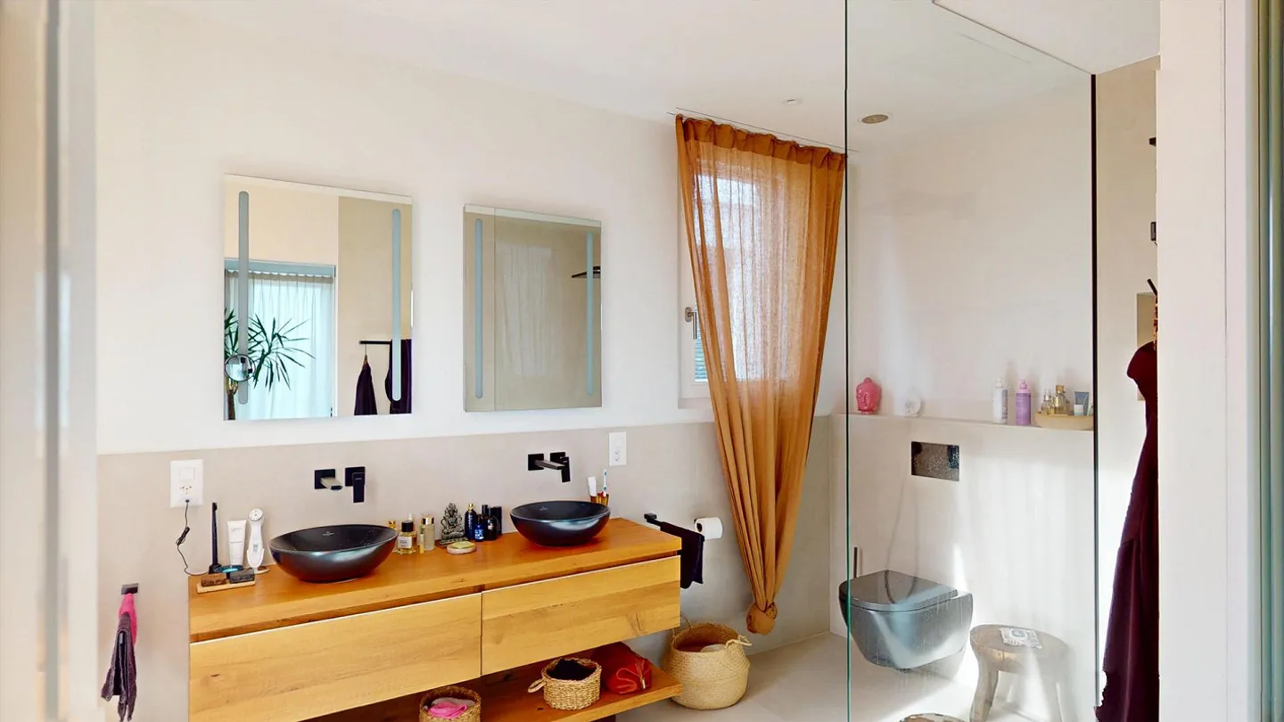 Oberwil Posizione Privilegiata: Villa moderna e luminosa con 6 stanze, piscina, giardino e appartamento separato - Foto 12 di 14