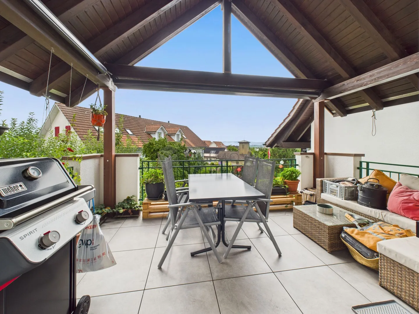 Affordable dream home in the Zurich Oberland with light, air, and plenty of storage space - Photo 4 of 13