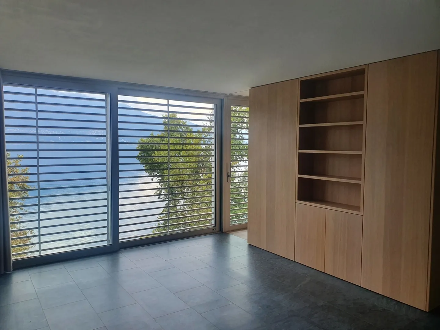 New 2.5-room apartment for rent with lake view - Photo 4 of 13