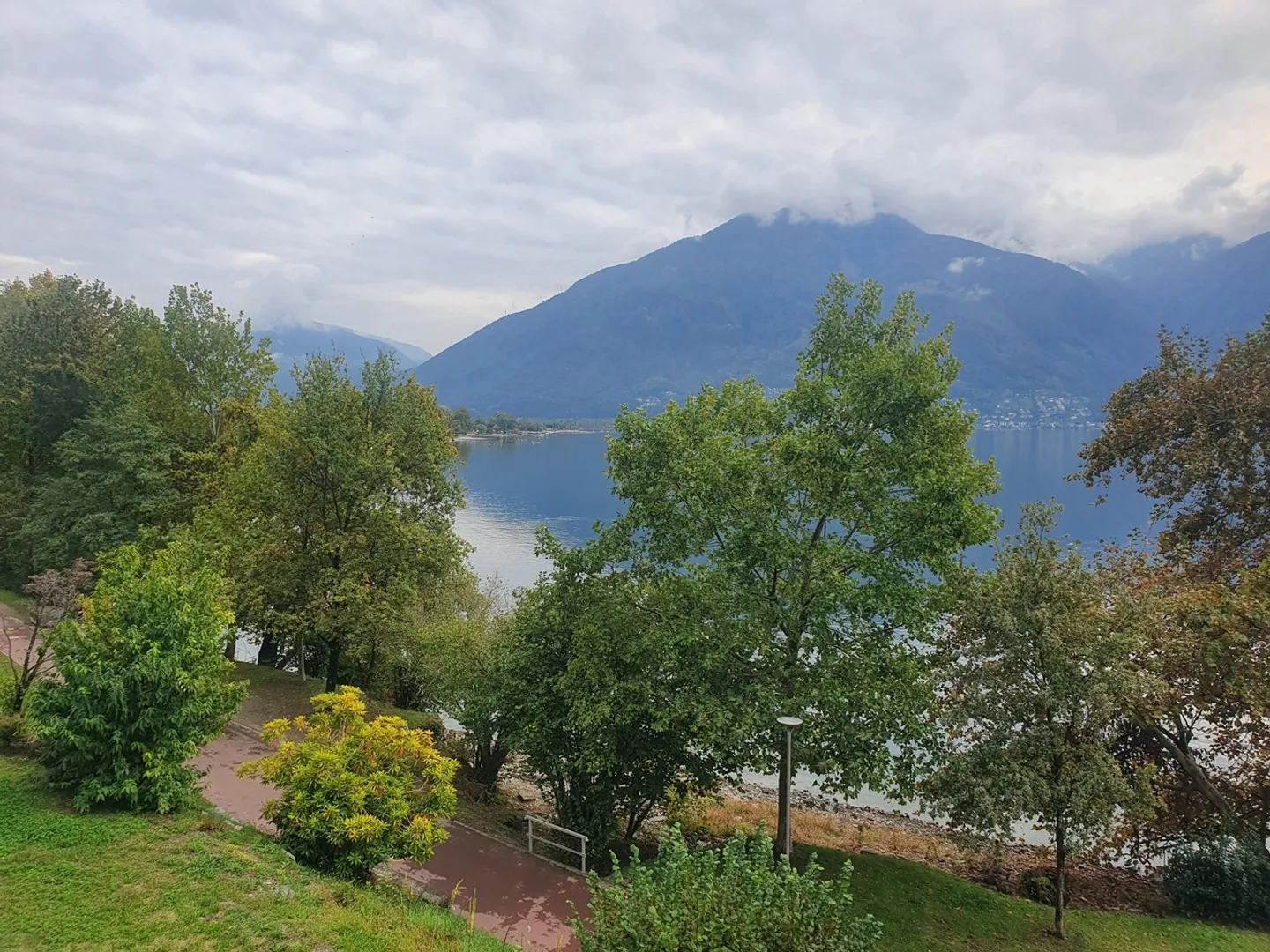 New 2.5-room apartment for rent with lake view - Photo 6 of 13