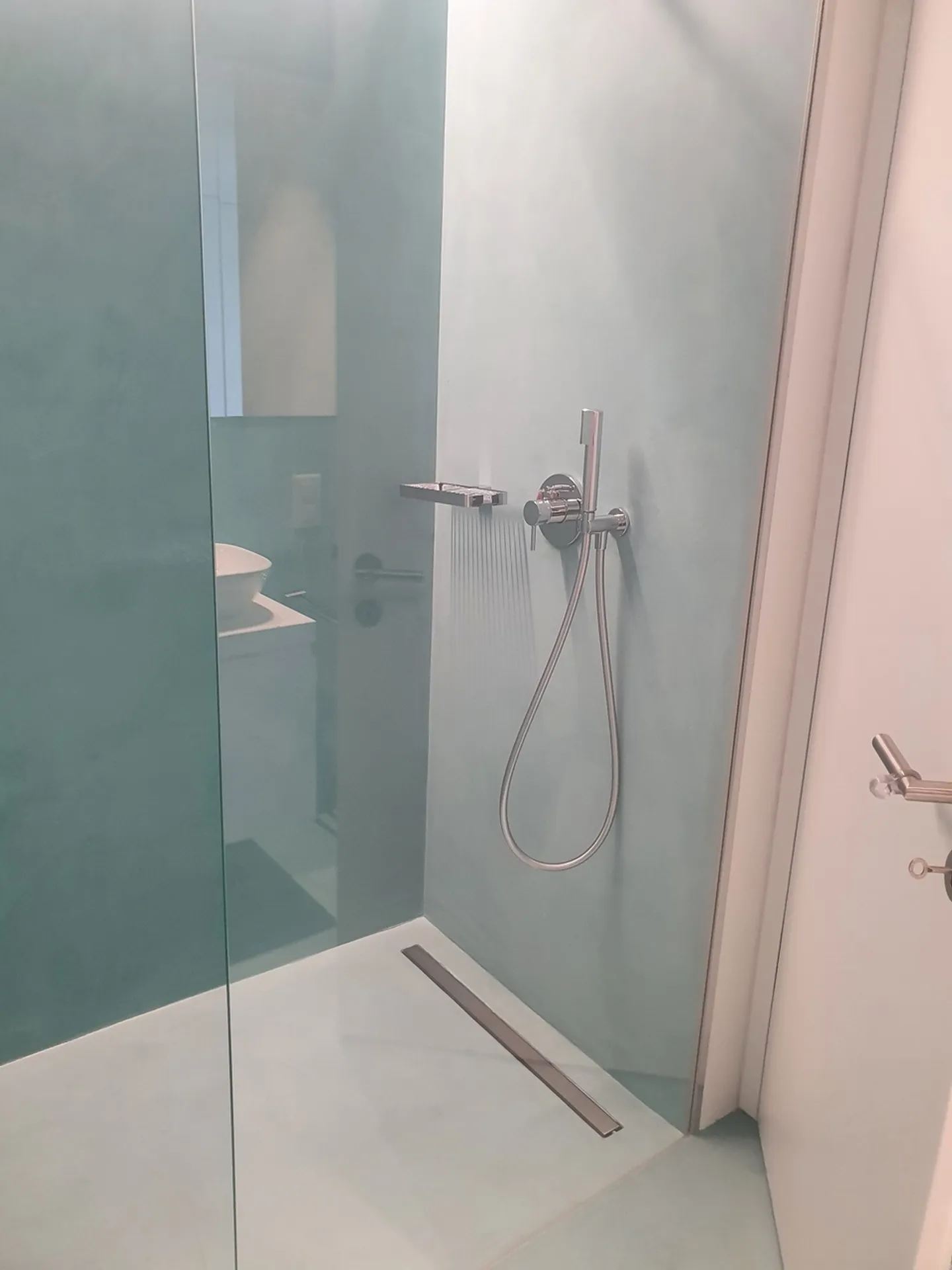 New 2.5-room apartment for rent with lake view - Photo 8 of 13