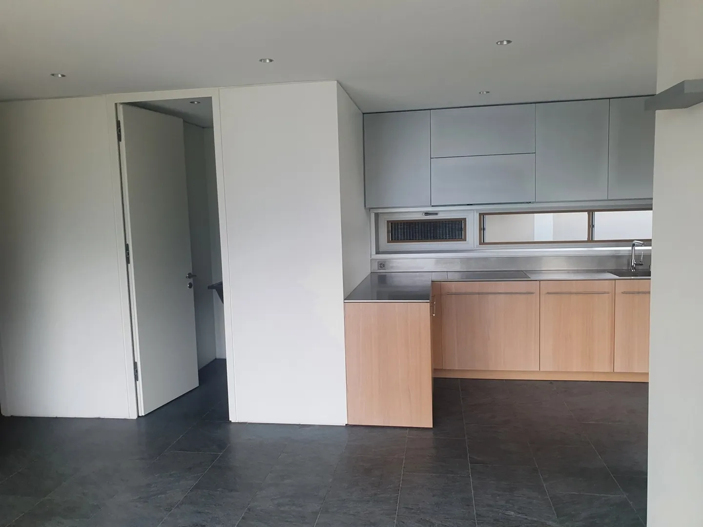 New 2.5-room apartment for rent with lake view - Photo 9 of 13