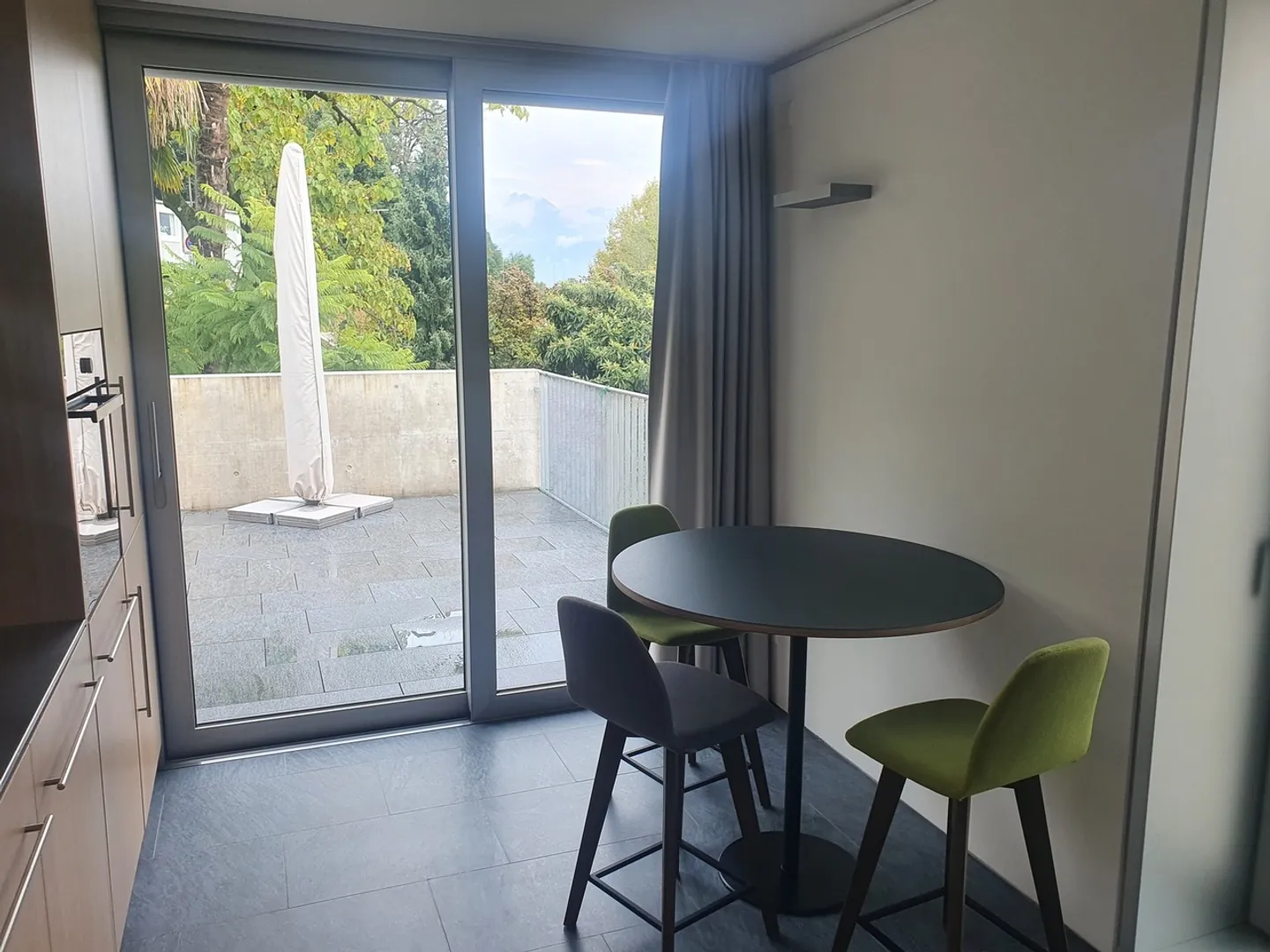 New 2.5-room apartment for rent with lake view - Photo 2 of 13