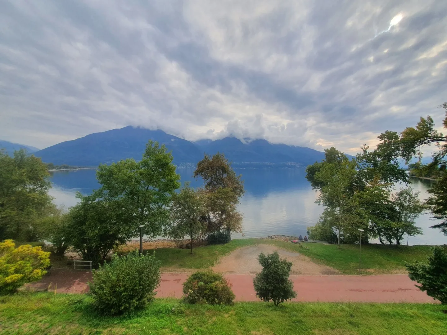 New 2.5-room apartment for rent with lake view - Photo 3 of 13