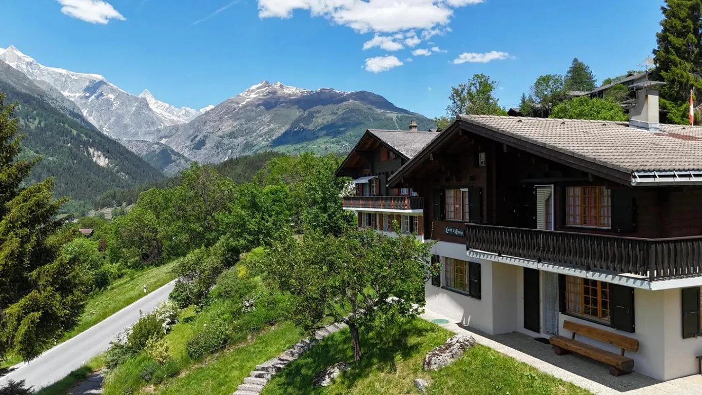 Exclusive chalet in sunny location with a view in Ernen - Photo 17 of 18