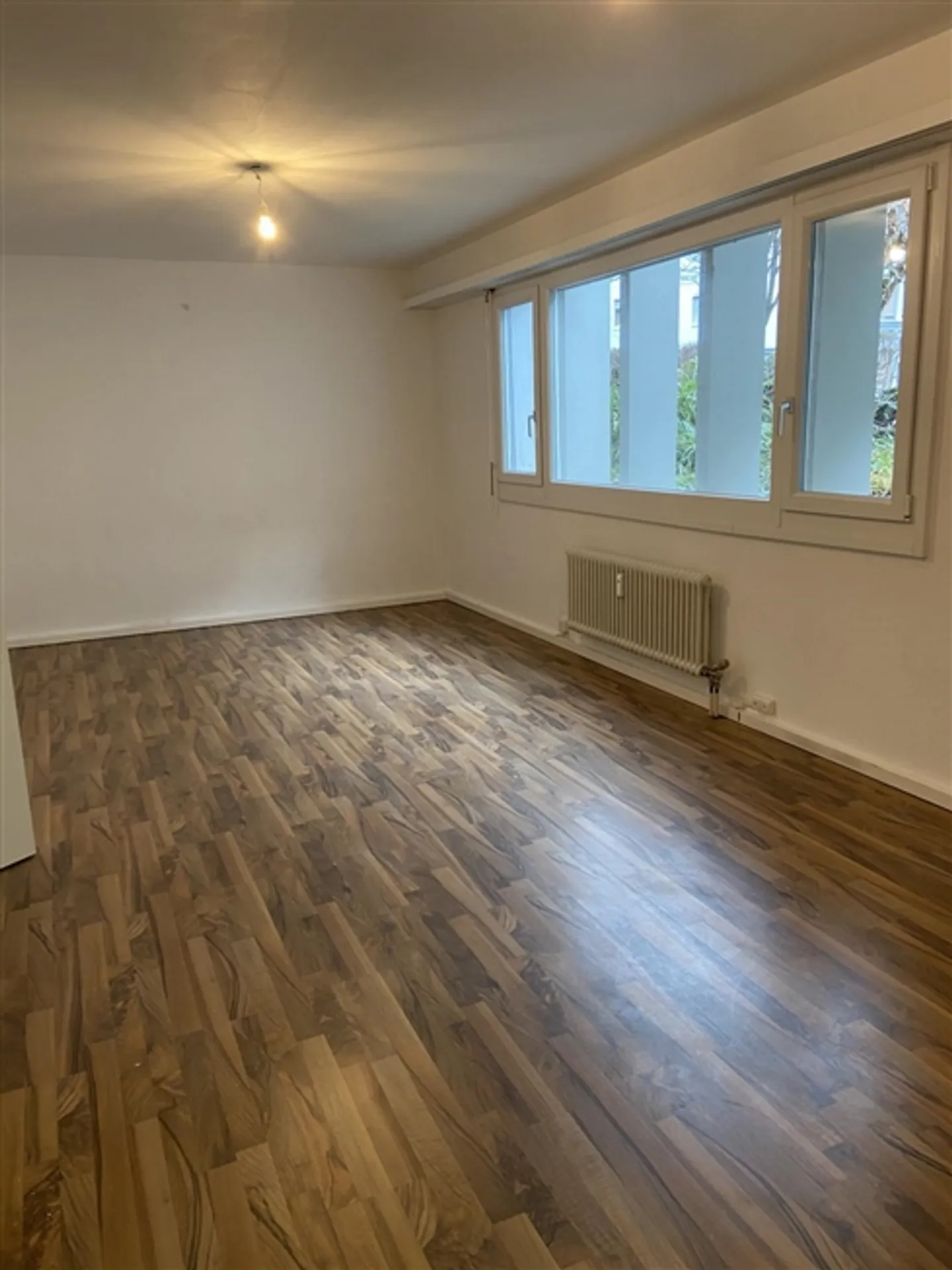 Commercial property for office/practice/studio spaces on the ground floor/basement - Photo 2 of 11