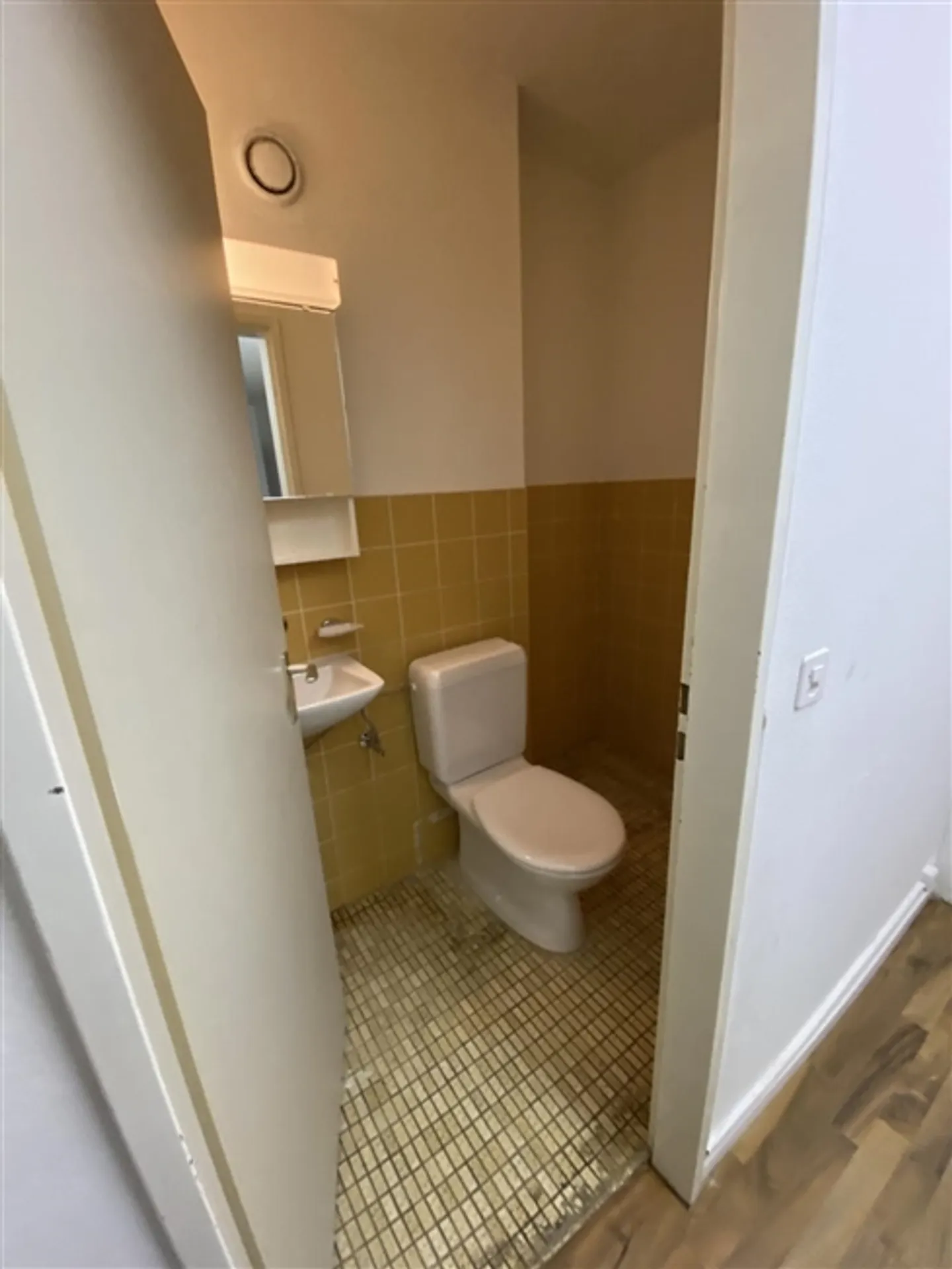 Commercial property for office/practice/studio spaces on the ground floor/basement - Photo 6 of 11