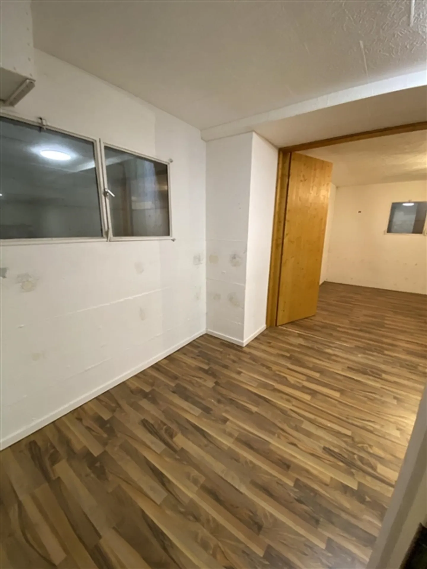 Commercial property for office/practice/studio spaces on the ground floor/basement - Photo 9 of 11
