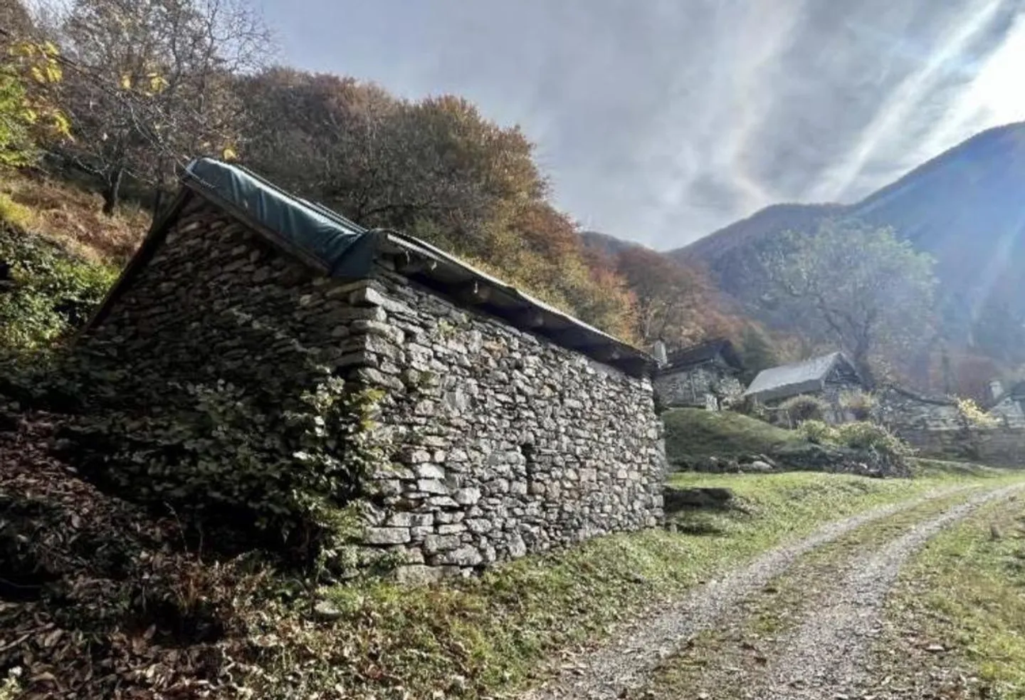 Rustique 2 1/2 pièces à développer avec permis de construire, très calme... - Photo 2 sur 9