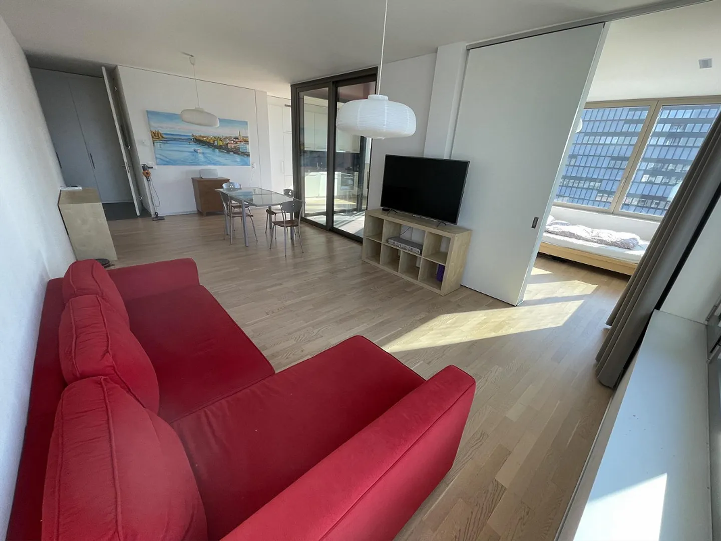 Moderno appartamento di 2,5 stanze con vista al 13° piano presso la stazione di Altstetten - Foto 3 di 17