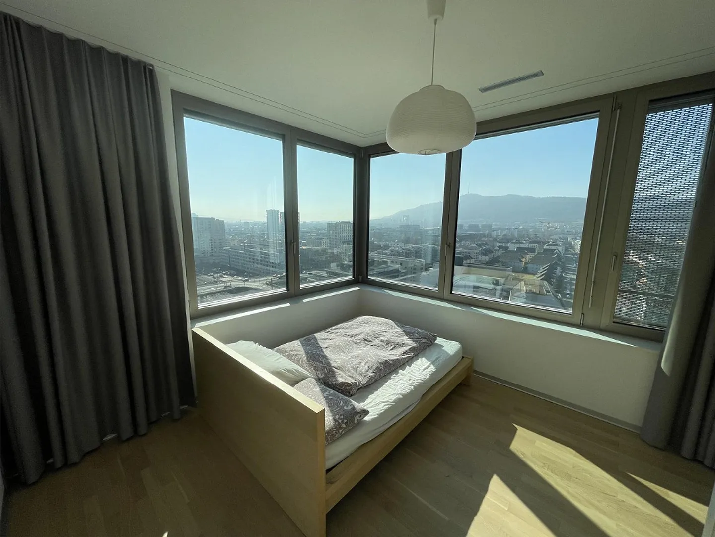 Moderno appartamento di 2,5 stanze con vista al 13° piano presso la stazione di Altstetten - Foto 4 di 17