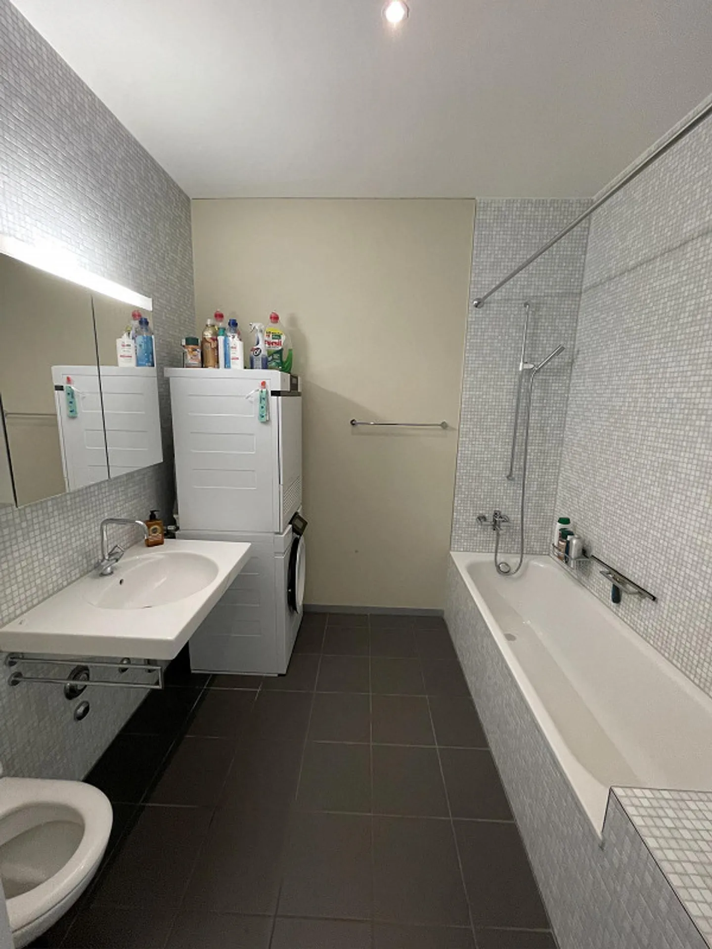 Moderno appartamento di 2,5 stanze con vista al 13° piano presso la stazione di Altstetten - Foto 6 di 17