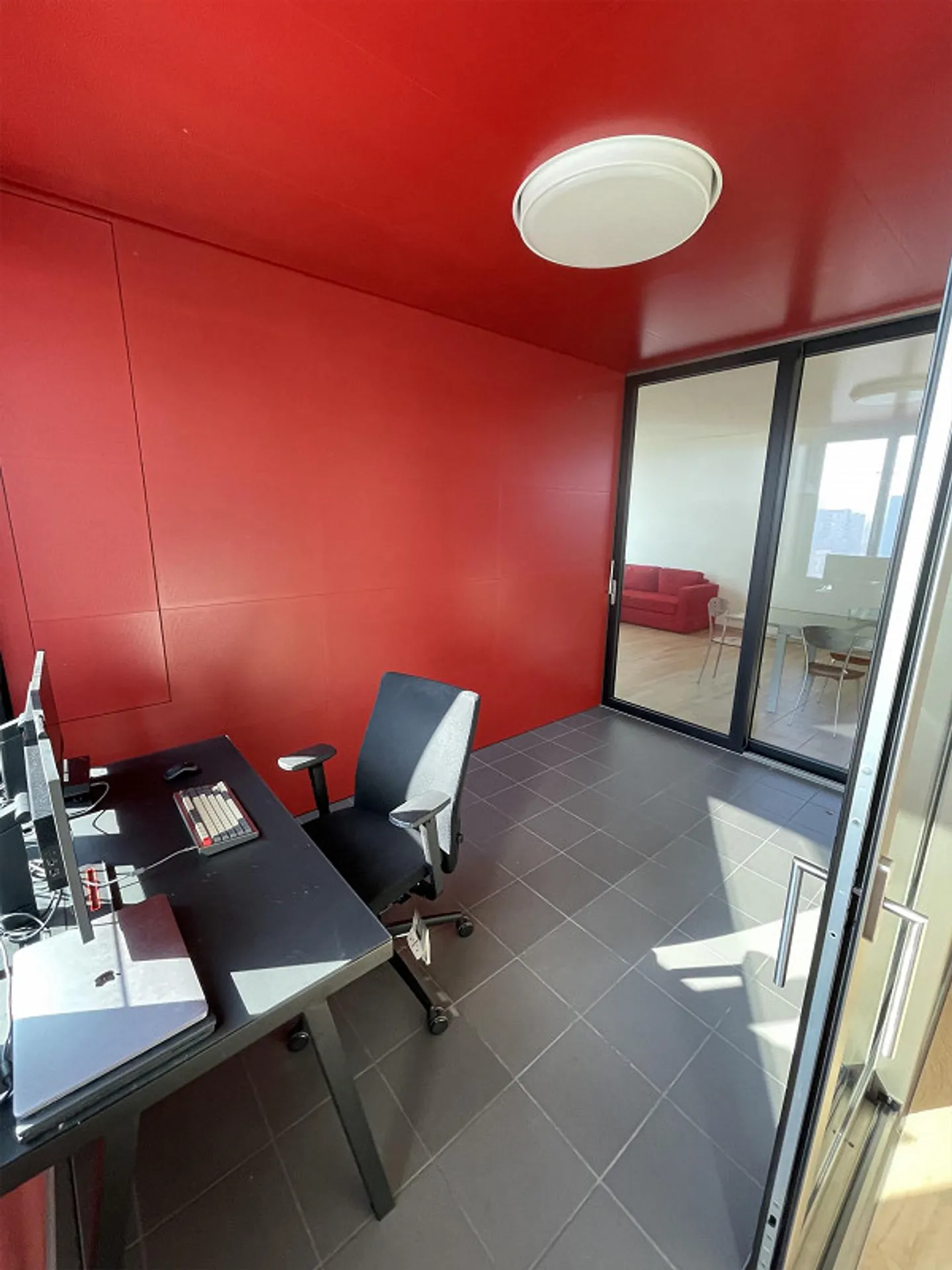 Moderno appartamento di 2,5 stanze con vista al 13° piano presso la stazione di Altstetten - Foto 9 di 17