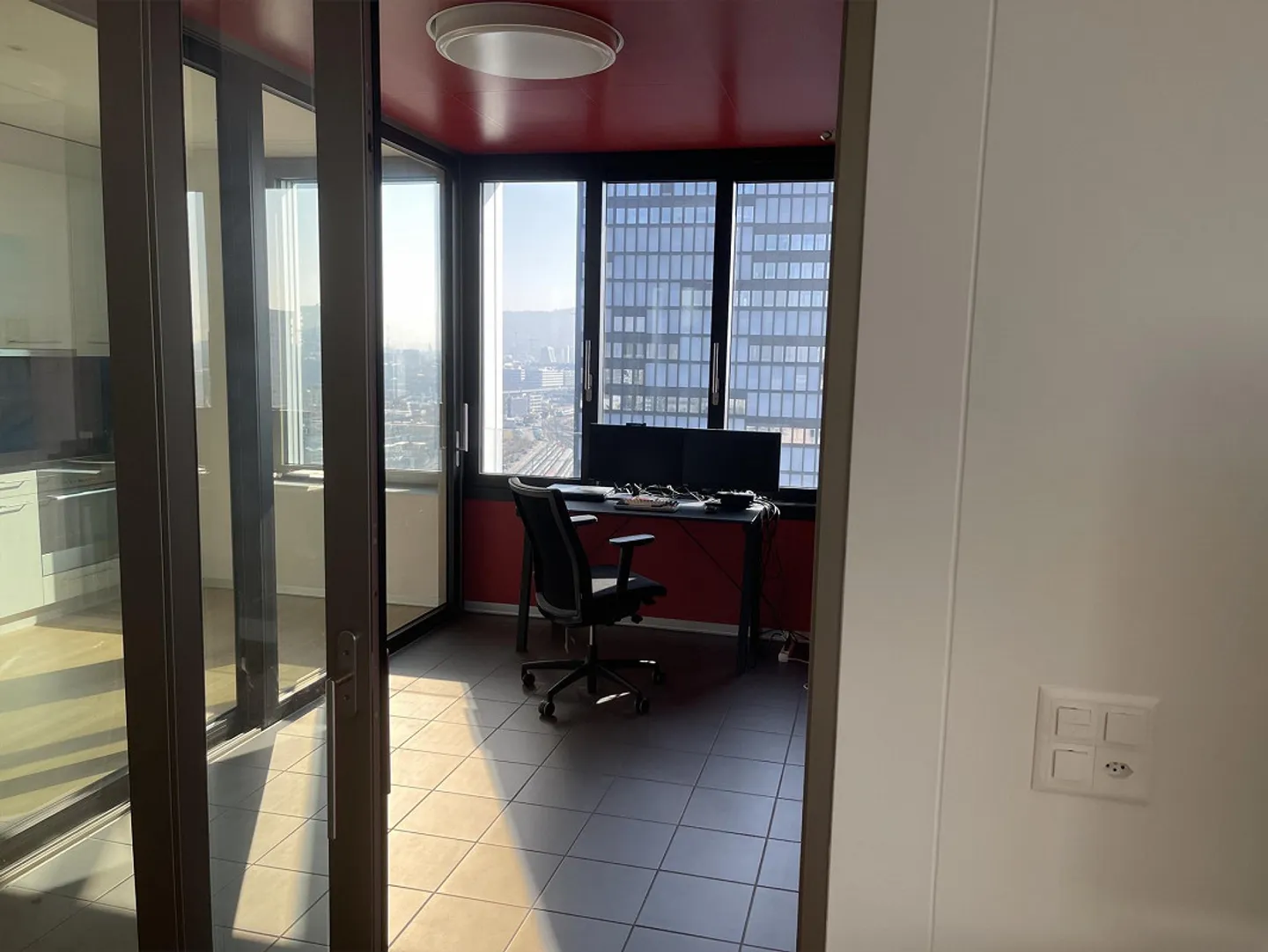 Moderno appartamento di 2,5 stanze con vista al 13° piano presso la stazione di Altstetten - Foto 10 di 17