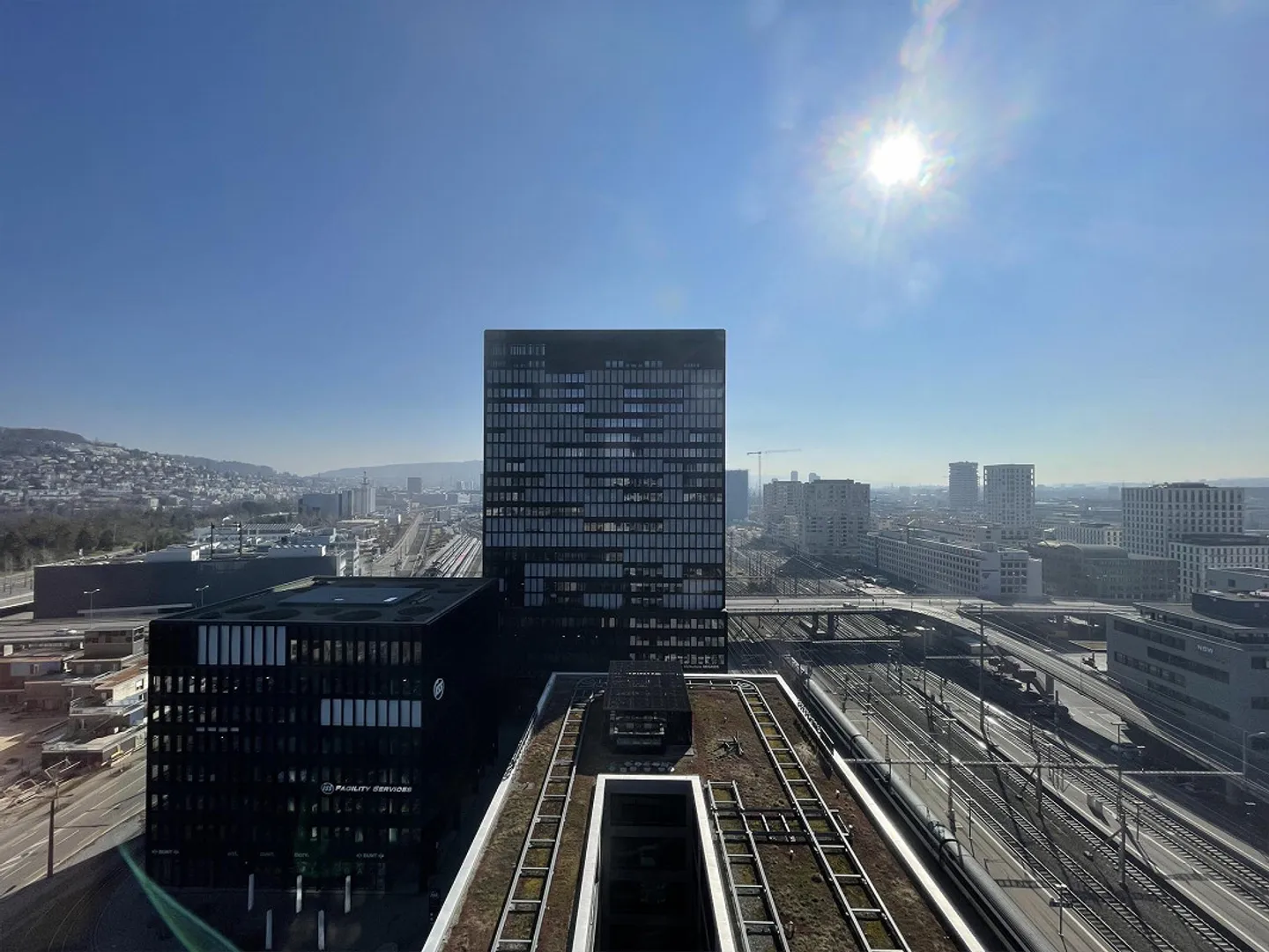 Moderno appartamento di 2,5 stanze con vista al 13° piano presso la stazione di Altstetten - Foto 12 di 17