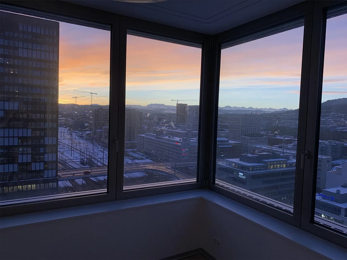 Moderno appartamento di 2,5 stanze con vista al 13° piano presso la stazione di Altstetten - Foto 16 di 17