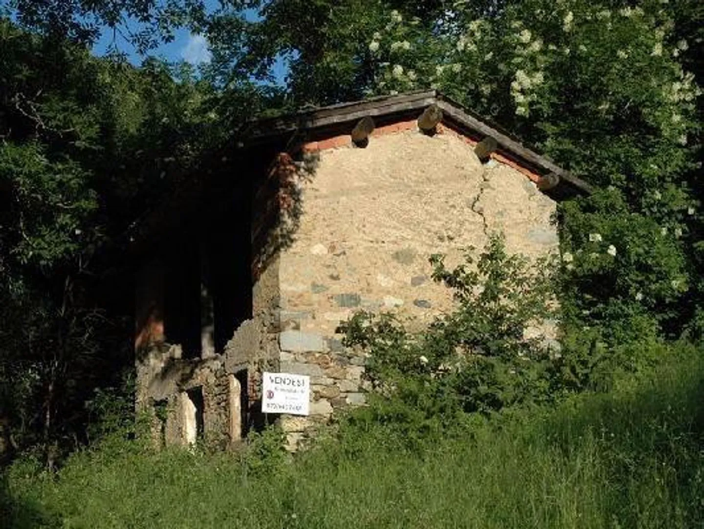 Maison à agrandir avec Rustico et 8000 m2 de prairie et de forêt - Photo 1 sur 4