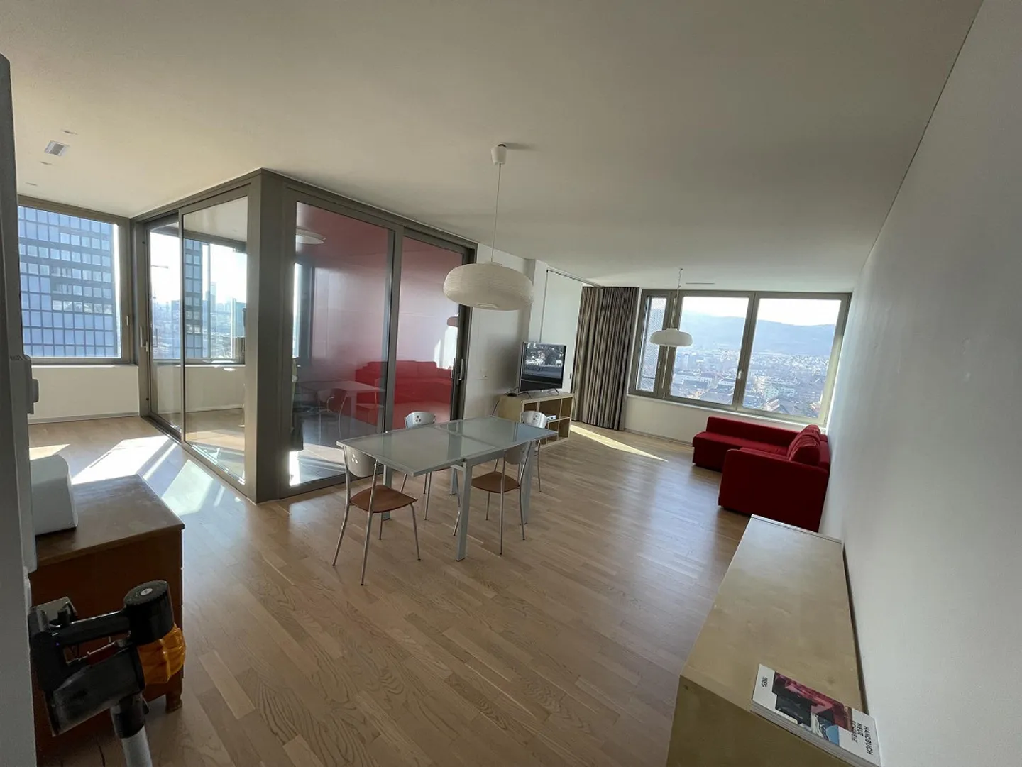 Moderno appartamento di 2,5 stanze con vista al 13° piano presso la stazione di Altstetten - Foto 2 di 17