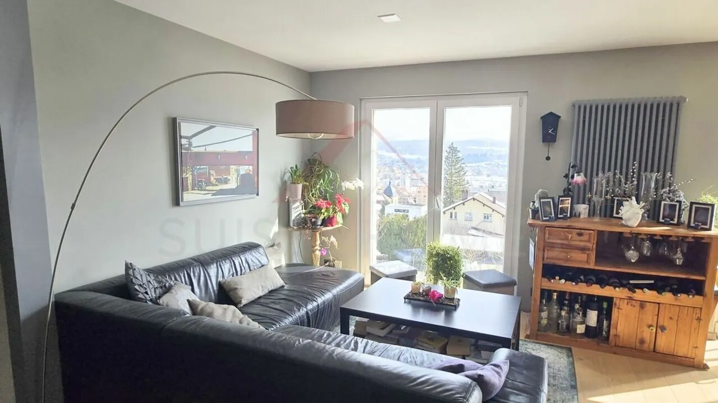 Renoviertes, lichtdurchflutetes Haus in La Chaux-de-Fonds - 160 m², 6,5 Zimmer, unverbauter Blick & Solarenergie - Foto 4 von 10