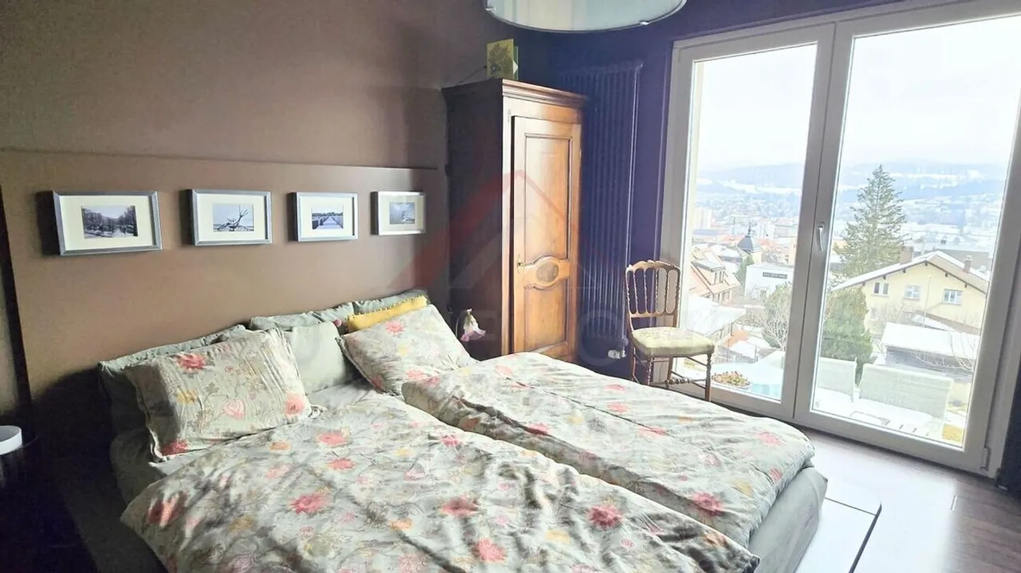 Renoviertes, lichtdurchflutetes Haus in La Chaux-de-Fonds - 160 m², 6,5 Zimmer, unverbauter Blick & Solarenergie - Foto 6 von 10