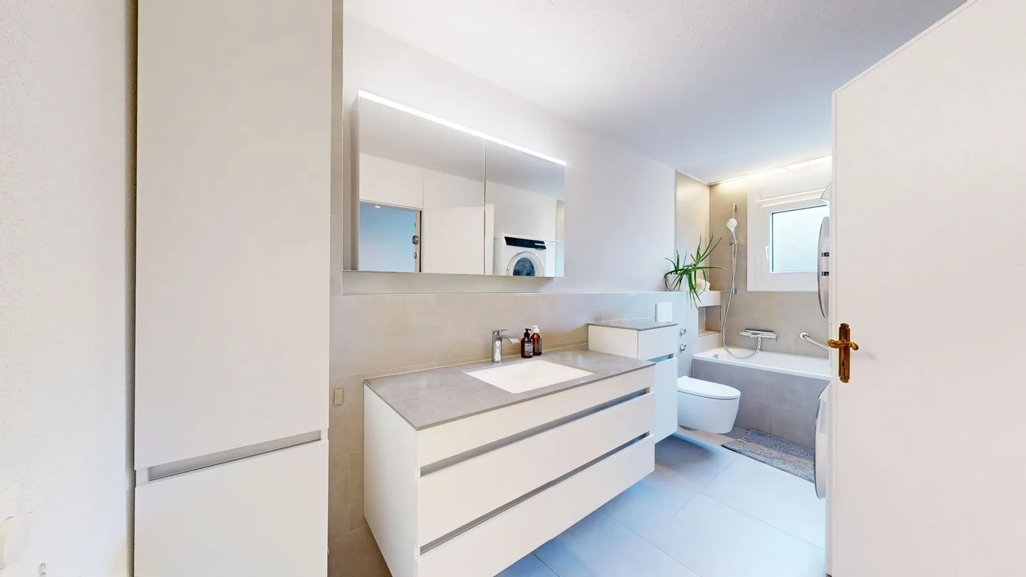 Stylish Apartment with Skyline View - Photo 4 of 6