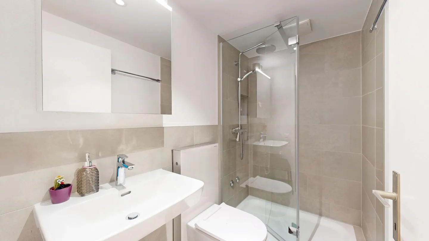 Stylish Apartment with Skyline View - Photo 5 of 6