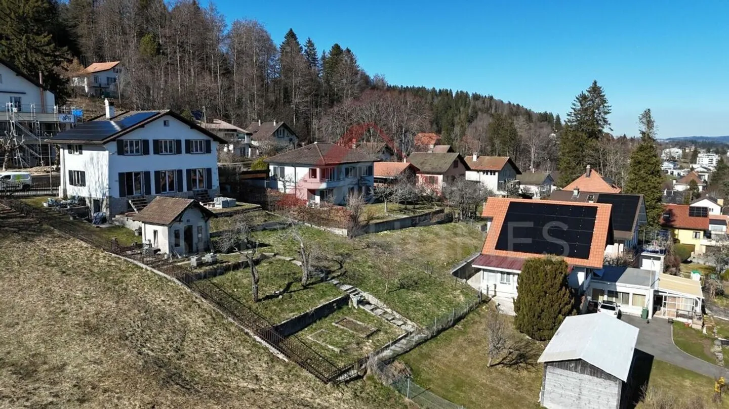 Renoviertes, lichtdurchflutetes Haus in La Chaux-de-Fonds - 160 m², 6,5 Zimmer, unverbauter Blick & Solarenergie - Foto 1 von 10