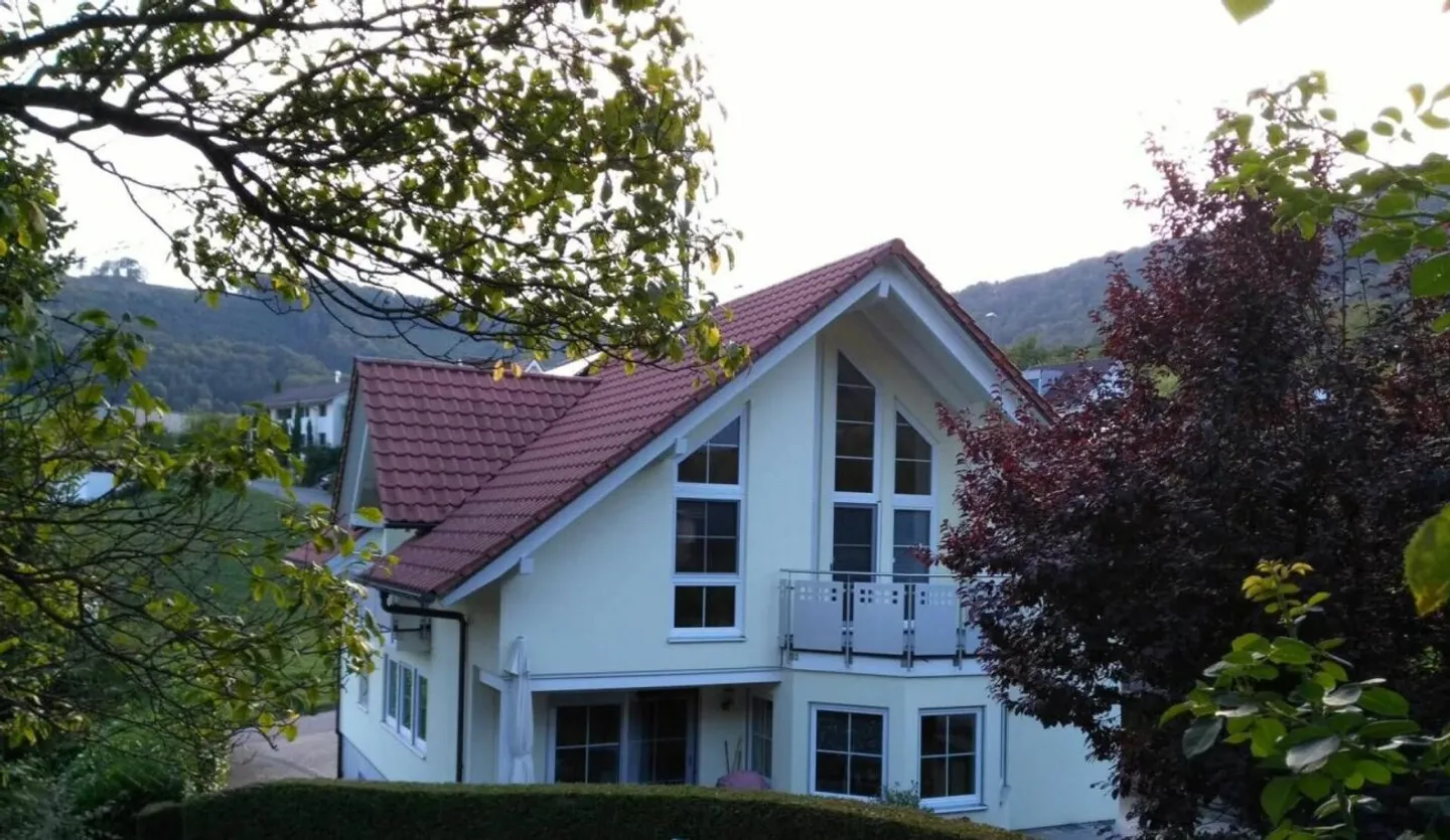 Moderne 3.5-Zi-Dachwohnung mit Garage - Foto 1 von 12